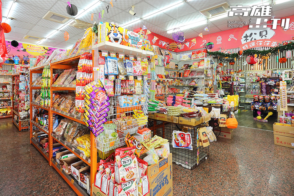林善慈表示，大多數日本暢銷零食在店裡都能買得到。(攝影/Carter)
