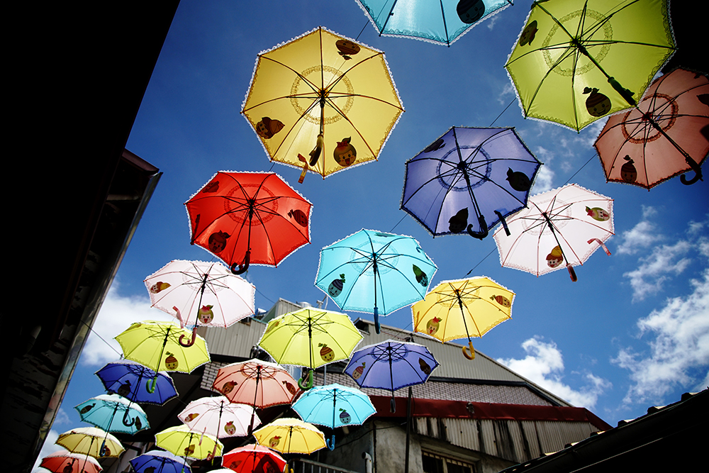 貓巷天空小雨傘，五彩繽紛像極了童話。