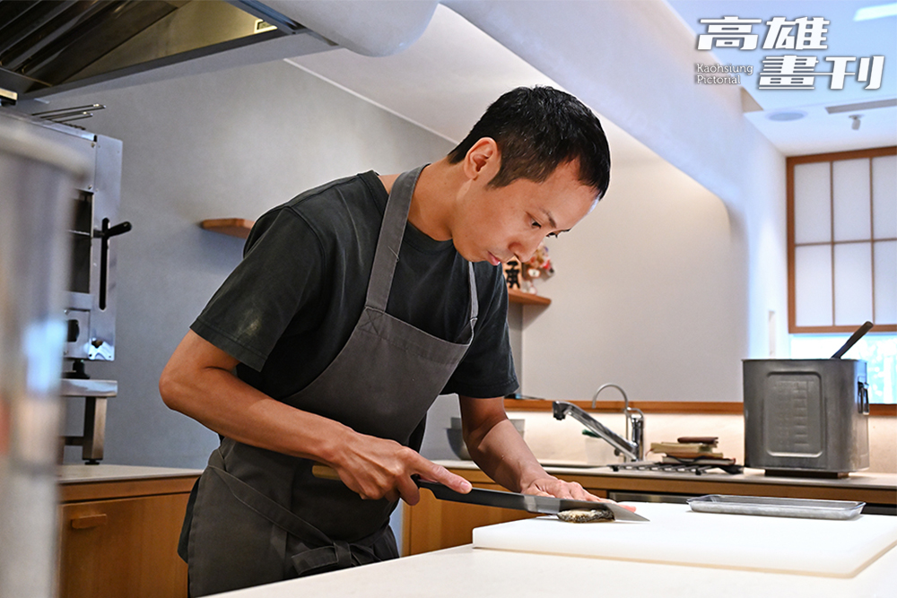 工作時表情嚴肅的藤本料理長，傳承前輩們對日本料理視覺到味覺的堅守。(攝影/Carter)