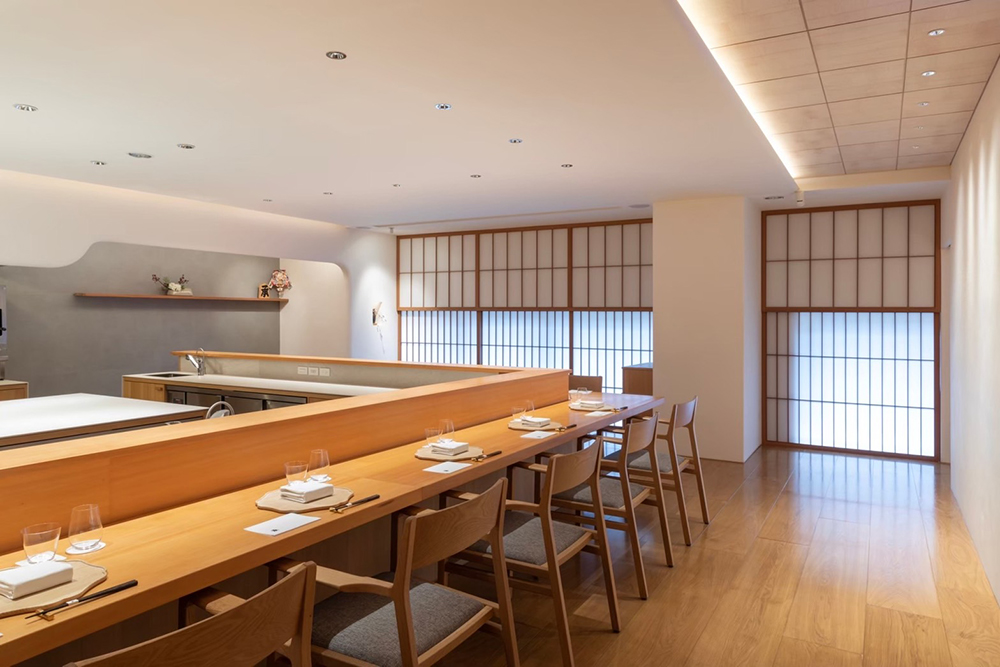 「承SHO」簡潔明亮的用餐環境，延續日本「傳DEN」與食客互動的文化，食客們有機會能了解每一道料理的製作過程。(圖片提供/承SHO)