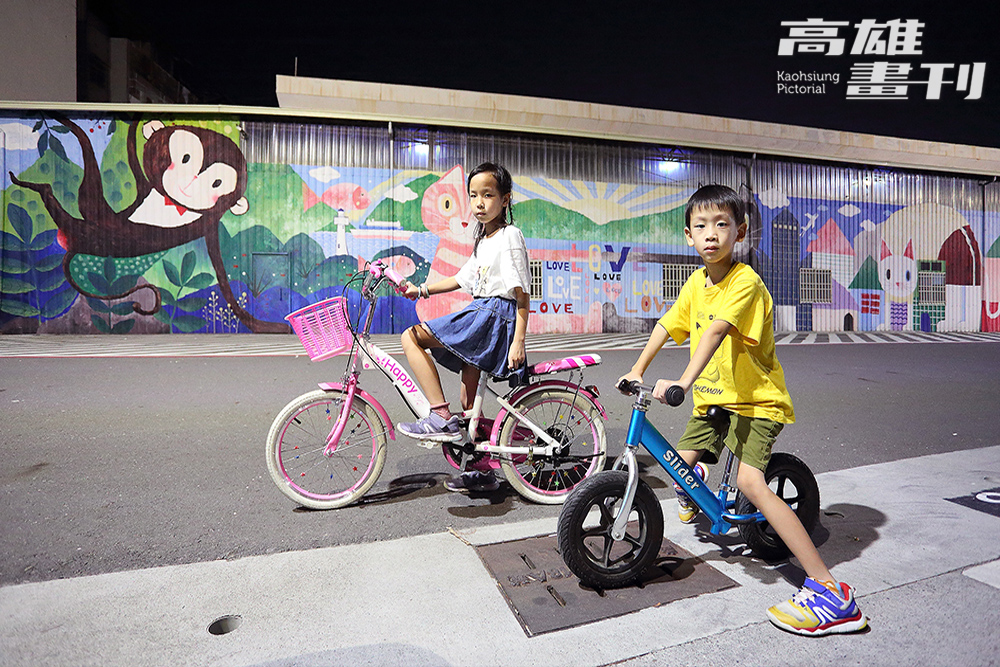 在明亮的鐵路綠園道迎風騎車，是許多親子習以為常的休閒活動。(攝影/Carter)