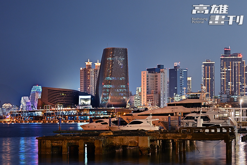 高雄港旅運中心與鄰近的中鋼大樓、流行音樂中心共同閃耀、相互輝映。(攝影/Carter)