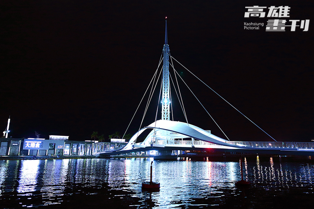 大港橋在燈光聚焦下，優雅而迷人。(攝影/Carter)