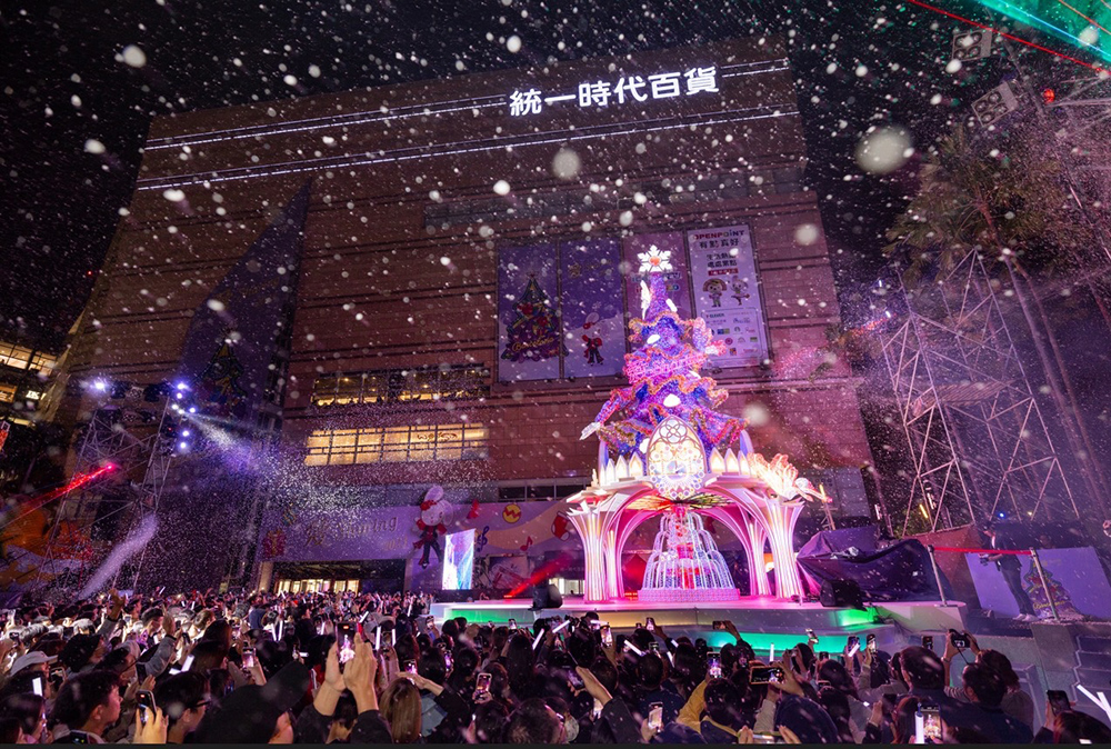 夢時代購物中心今年舉辦的愛‧Sharing打造的聖誕主樹Purple Wish，搭配每日18:00~21:00整點播放的燈光秀，歡迎親自體驗絢爛繽紛的熱情城市。( 圖片提供/夢時代購物中心)