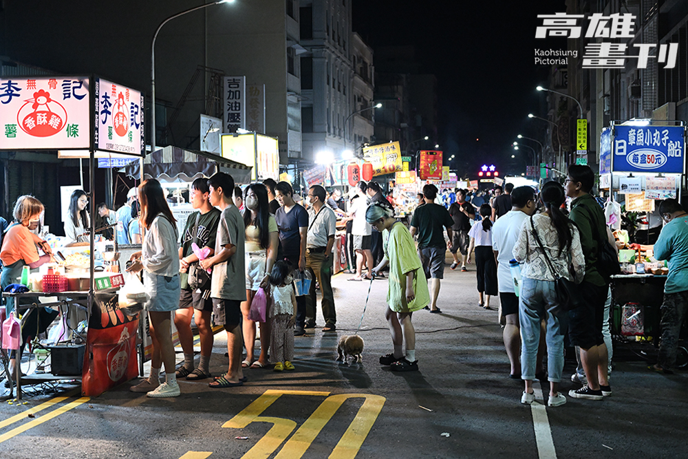 鹽埕埔（駁二）小夜市是週六限定，吸引許多遊客到此逛街打牙祭 。(攝影/Carter)