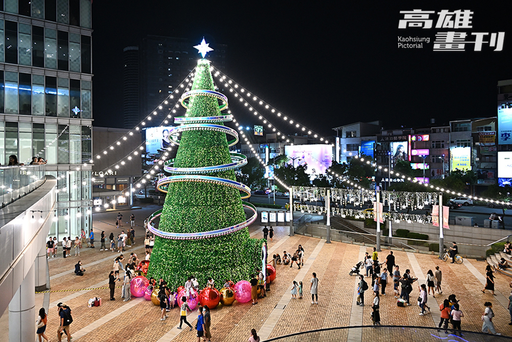 漢神巨蛋百貨廣場佇立大型聖誕樹，充滿節慶氛圍。(攝影/Carter)