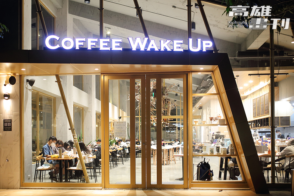 Coffee wake up咖啡覺醒明亮通透的外觀，夜裡特別醒目。(攝影/Carter)