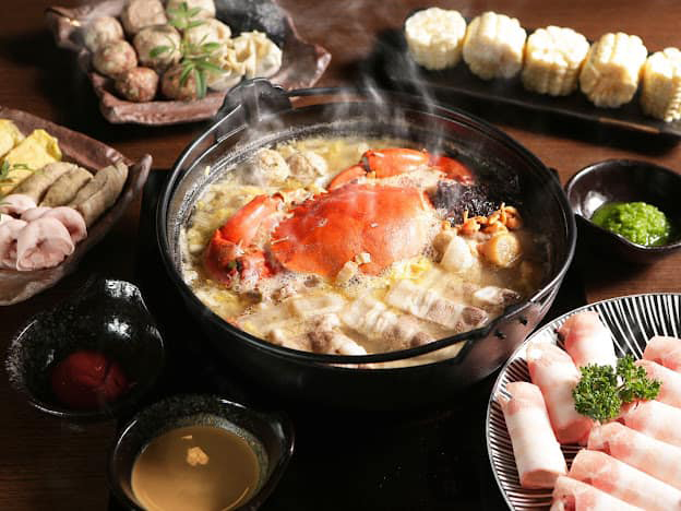 酸白菜火鍋使用天然發酵的大白菜，結合文蛤、蝦蟹等在地海鮮，湯頭愈煮愈鮮。 (圖片提供/冬鄉小廚)