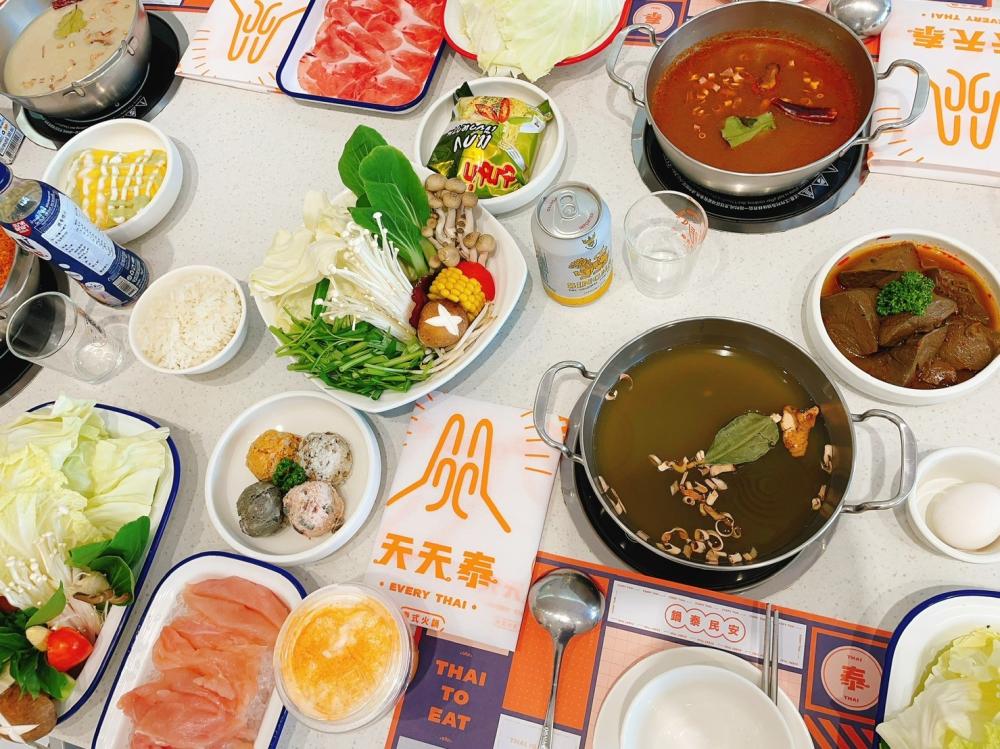 天天泰泰式火鍋提供多種泰式熟食小菜、飲料及甜品，色彩繽紛華麗。(圖片提供/天天泰泰式火鍋)