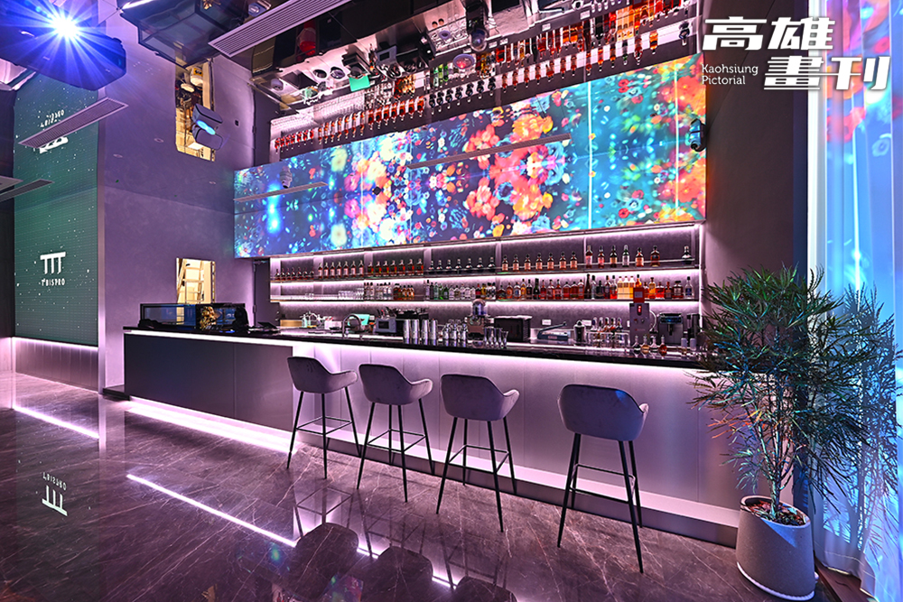 T³ Bistro是高雄最潮的科技餐酒館，裡面5G沉浸式投影有超多不同主題，從吧檯到桌面都包覆在投影中，整個氛圍感爆棚。(攝影/Carter)