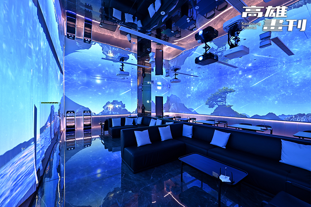 T³ Bistro是高雄最潮的科技餐酒館，裡面 5G 沉浸式投影有超多不同主題，從吧檯到桌面都包覆在投影中，整個氛圍感爆棚。(攝影/Carter)