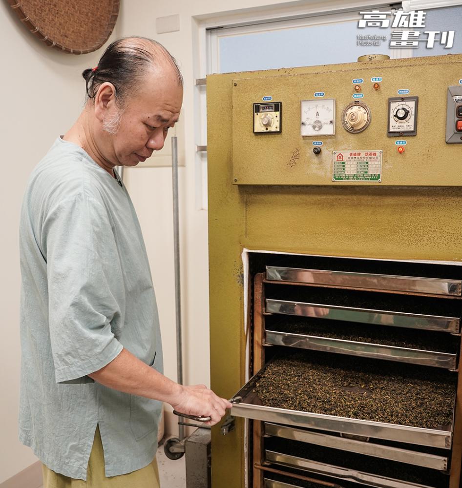 市區內難以使用龍眼木炭焙茶，林東献因此在茶廠內打造一個專業負壓焙茶工作室，工作室內同時有炭焙和電焙工具。(攝影/Cindy Lee)