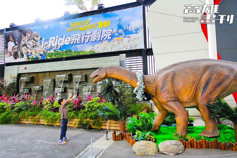 隨著《勇闖侏儸紀》熱映，i-Ride飛行劇院也打造成一座恐龍復育園區，從園區入口的迎賓恐龍、復育室內剛誕生的恐龍寶寶，讓親子在共遊中認識恐龍蛋、恐龍腳印等相關知識。(攝影/Carter)