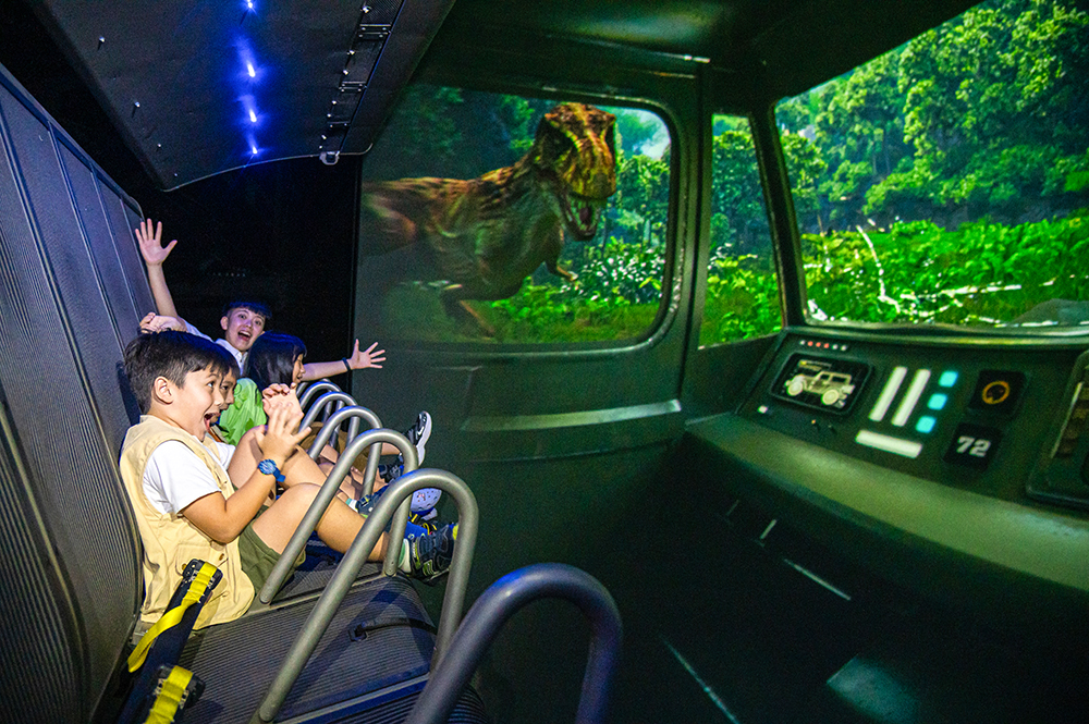 「i-Ride飛行劇院」最適合來一場身歷其境的體驗。(上：攝影/Carter、下：圖片提供/i-Ride飛行劇院)