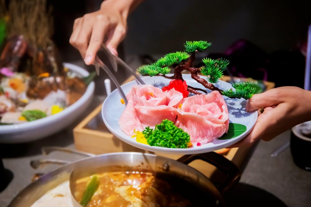 覓奇頂級日式火鍋供應新鮮海產及肉品，涮過就能嘗到食材的原始美味。(圖片提供/覓奇餐飲集團)