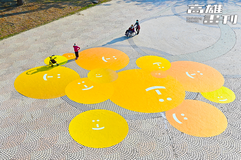 光之塔旁的作品是巨型黃色笑臉，笑臉以黃色圓圈加上標點符號組成。(攝影/Carter)