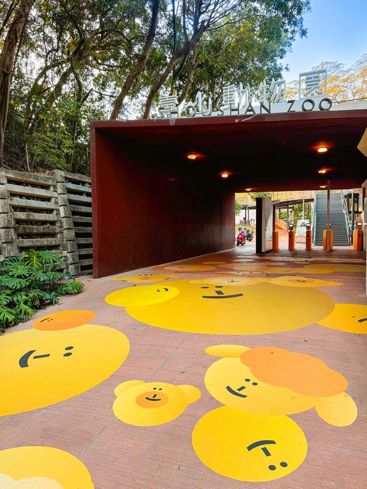 壽山動物園的黃色角落位於入口處地面，園區動物化身為各式各樣的黃色笑臉。 (圖片提供/高雄市政府觀光局)