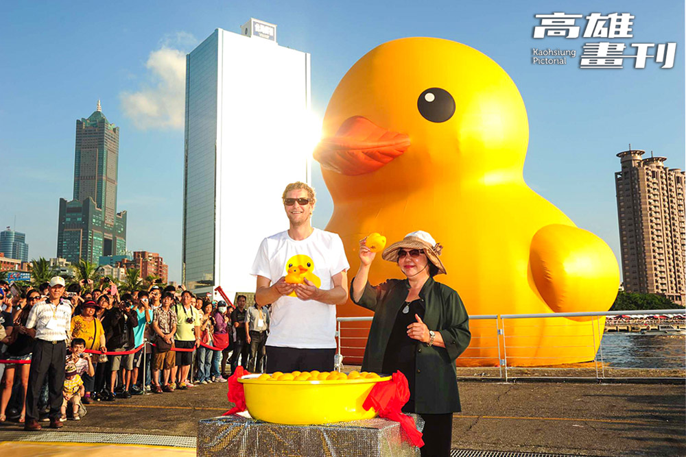 2013年荷蘭藝術家霍夫曼（Florentijn Hofman）創作的「黃色小鴨」，當時一個月展期總共吸引390萬參觀人次，創造超過十億元觀光產值。 (攝影/鮑忠暉)