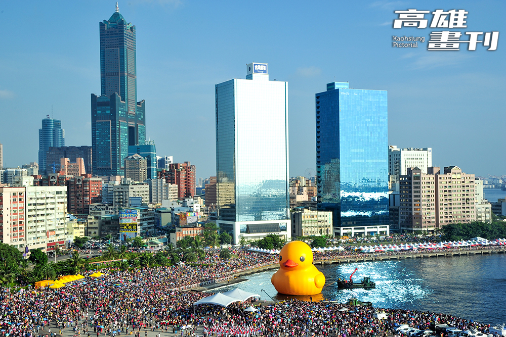 2013年9月19日臺灣首站黃色小鴨開幕第一天，即有20萬人次民眾不畏烈日，到光榮碼頭一睹小鴨迷人風采。(攝影/鮑忠暉)