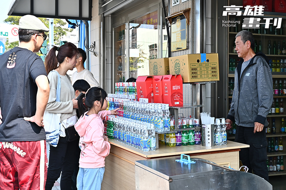 榮泉汽水工廠鄰近三鳳中街，批發或零售購買都有提供服務。(攝影/Carter)