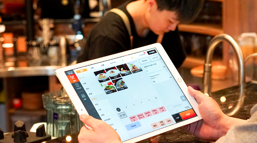首創免費提供iPad平板，僅需支付少少的月租費，就能讓餐飲業店家輕鬆跨越科技障礙，使用數位管理進行營運。(圖片提供/肚肚dudoo)
