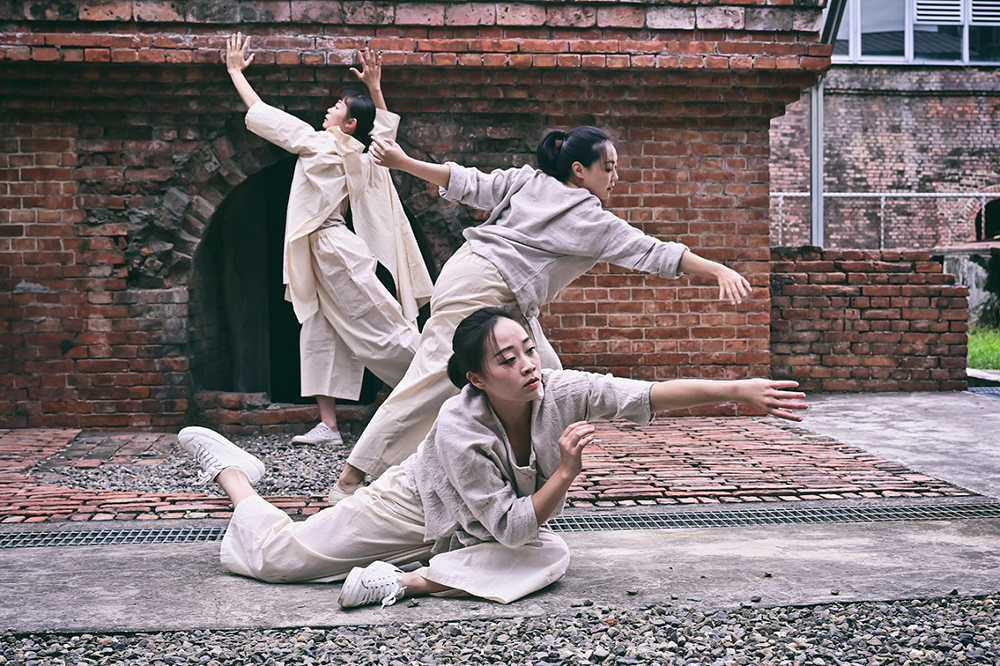 索拉舞蹈空間舞團前進中都唐榮磚窯廠，用肢體表現探討人與空間的關係。(圖片提供/高雄春天藝術節)