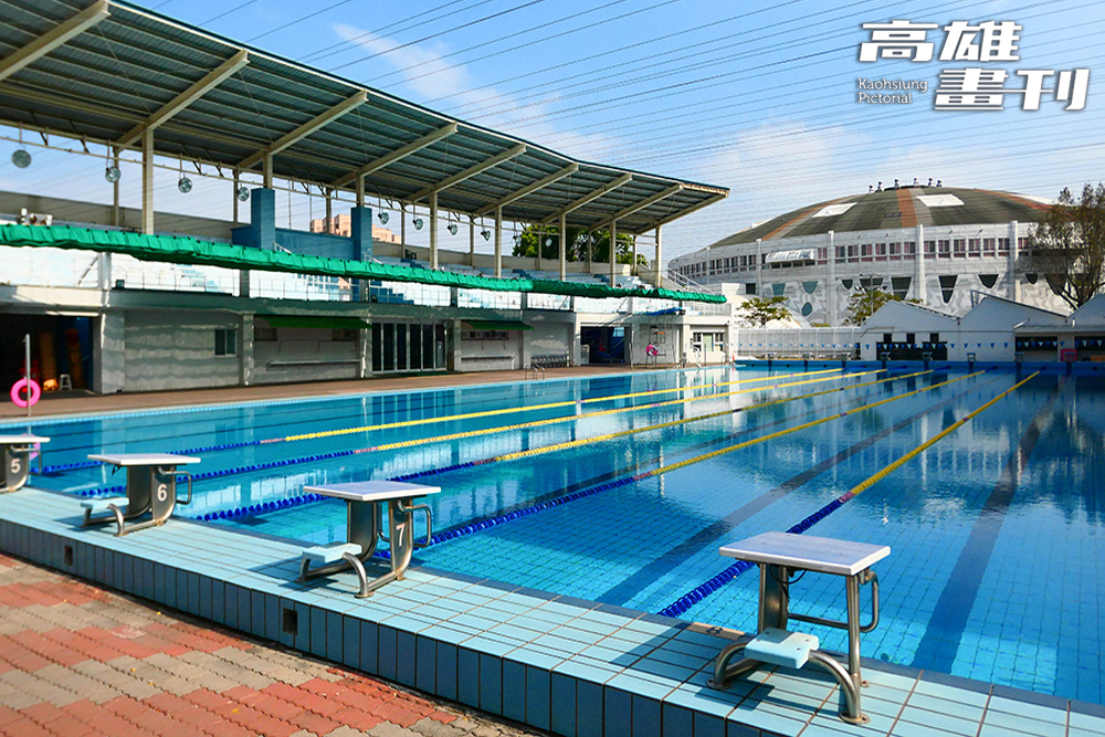 鳳山運動中心游泳池深受附近居民和上班族歡迎。(攝影/李瑰嫻) 