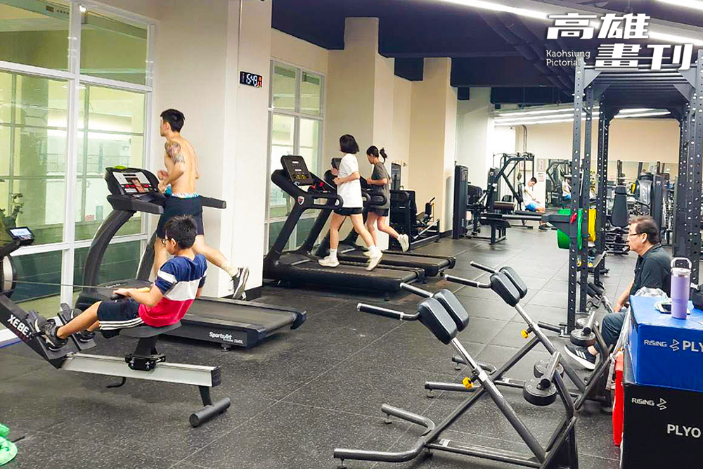 前鎮運動中心由瑞祥高中體育館整修開放，擁有健身房、韻律教室、50米泳池等設施。(攝影/李瑰嫻) 