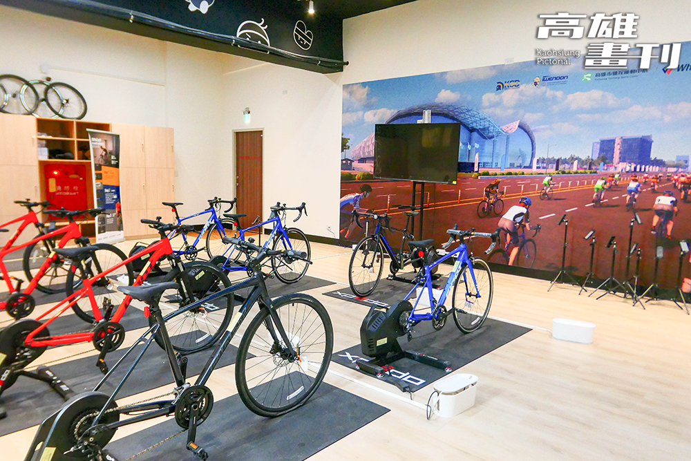 鹽埕運動中心內設有電競自行車，讓民眾可以在室內體驗自行車越野的樂趣，中心內也有健身房、游泳池、韻律教室等場地。(攝影/李瑰嫻) 