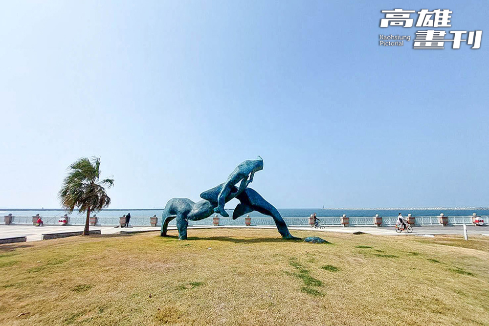 西子灣公共藝術品「海洋之舞」(C'est assez)，為長達8公尺多、3公尺寬、高超過4公尺的大型銅雕。(攝影/李瑰嫻)