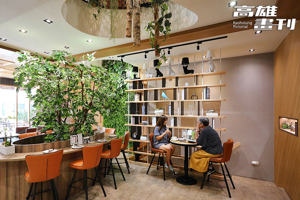 室內空間大量使用木質裝潢搭配綠色造景，營造溫馨氛圍。(攝影/Carter)