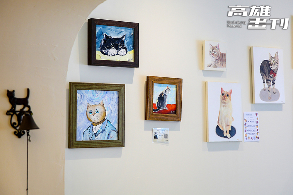 牆面掛著多幅以貓咪為主角的畫作，增添餐廳文藝氣息。(攝影/Carter)