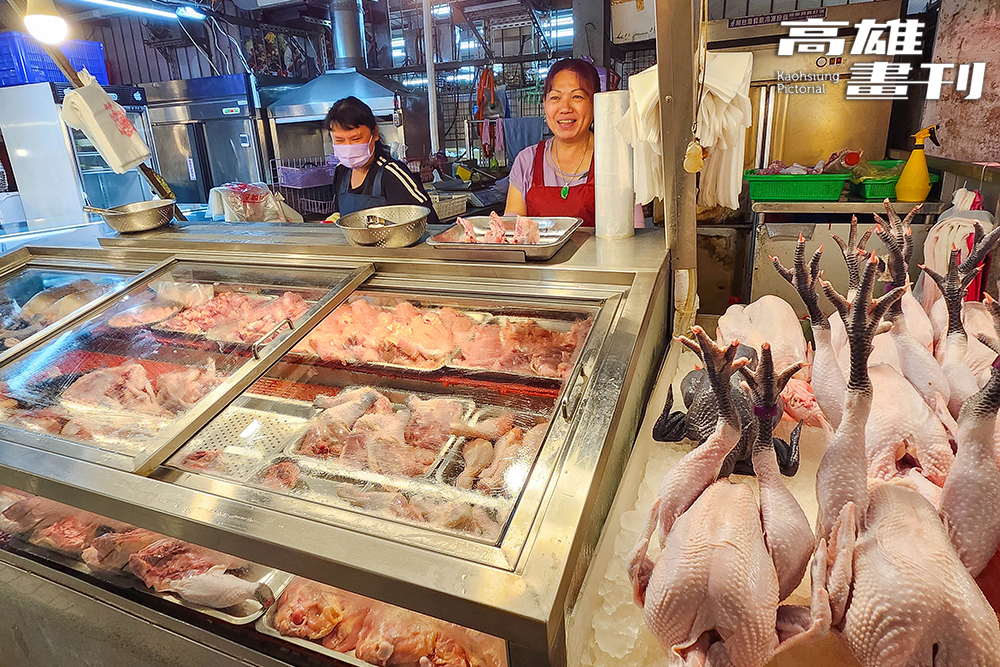 市場內的肉類放在冷藏庫販售，確保新鮮度與品質，平台式陳列方便顧客親自挑選夾取。(攝影/李瑰嫻 )
