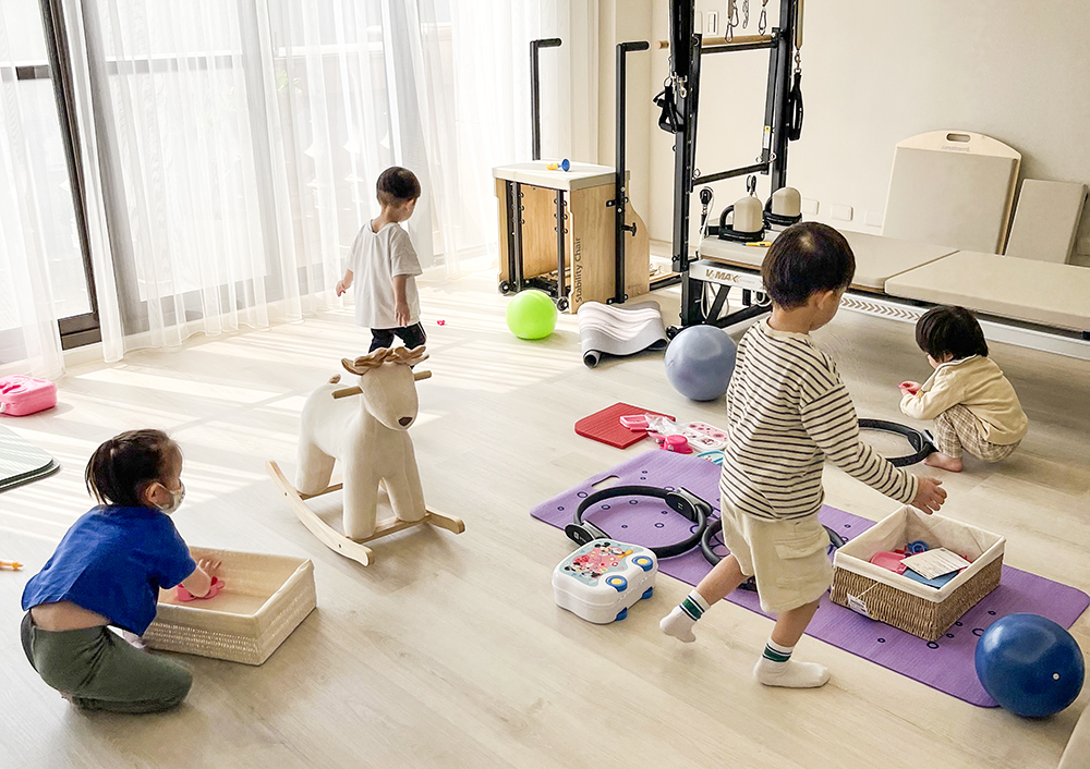 媽媽運動時，幼兒可以在教室內安全舒適的區域遊玩。(圖片提供/海莉皮拉提斯)
