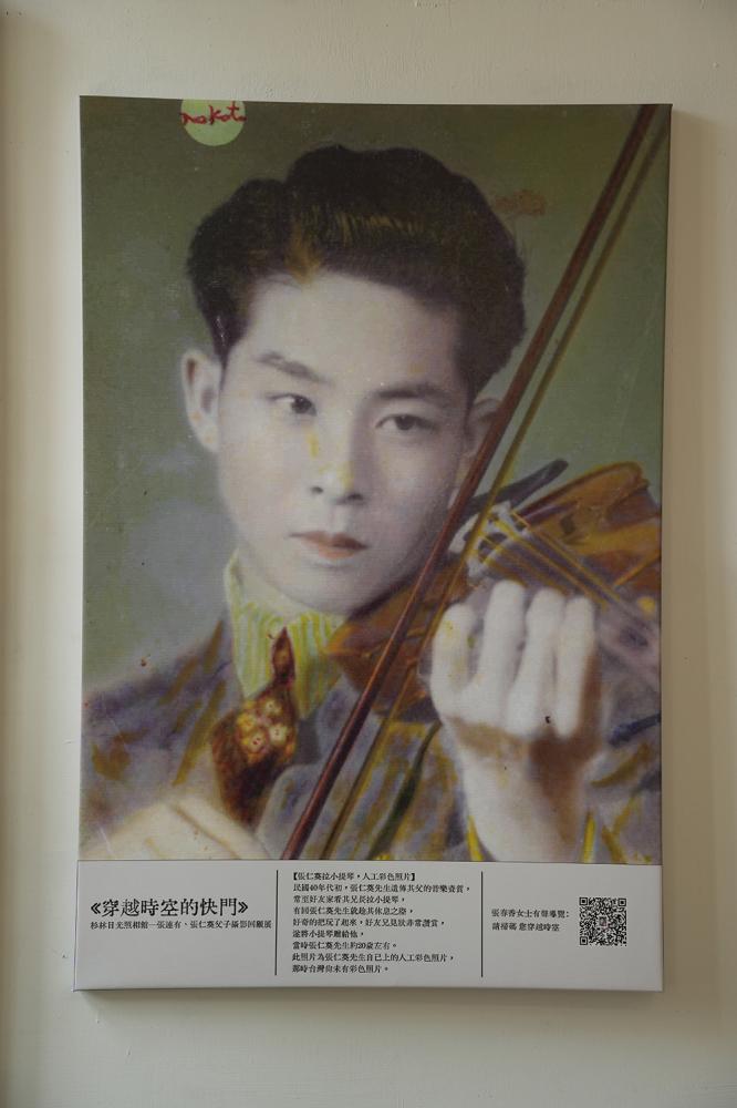 張仁葵先生演奏小提琴。此照片為張仁葵自己上的人工彩色照片，當時臺灣尚未有彩色照片。(翻拍/Cindy Lee)