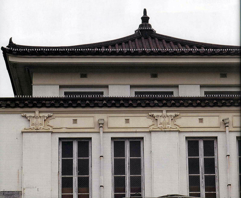平面圖中格子陰影區為舊火車站必須拆除的部份,剩下的移動建物面積為六百五十平方公尺,總重量約三千餘公噸(資料來源/交通部鐵路改建工程局「高雄車站既有前站帝冠式建築物保留及遷移工程期末定稿設計圖」)