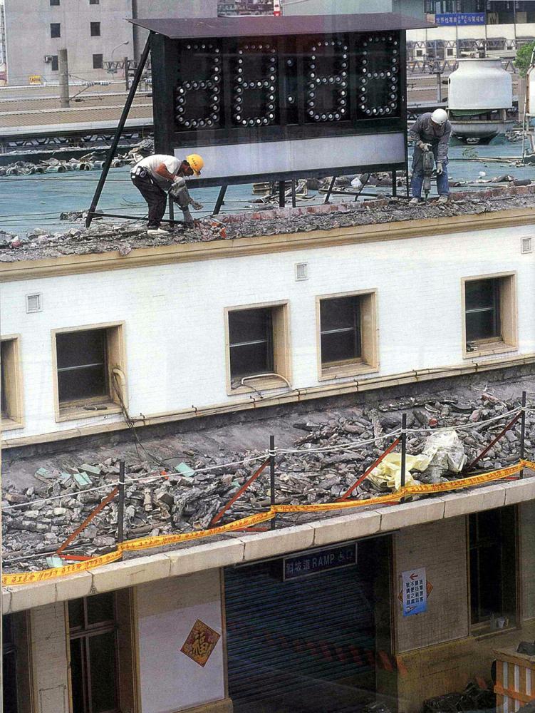 進行部份建物拆除的火車站,必須經過先前眾多詳細的補強、評估工程,包括每一項拆卸下來的物件,都要小心翼翼保存。