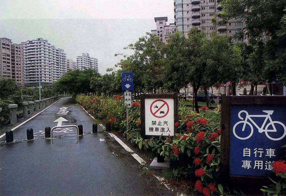 自行車專用道,讓高雄市民多一種休閒的選擇。(攝影/蔡宗昇)