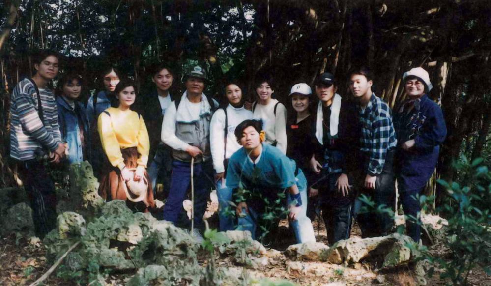 盧崑明(左六)與新文化工作隊登柴山的留影。