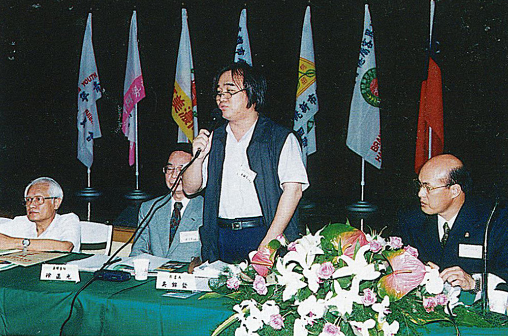 90年5月26日,吳錦發先生(立者)於客委會籌備會議高雄分區座談會，擔任引言人。(照片提供/高雄市客家四畝田協會)
