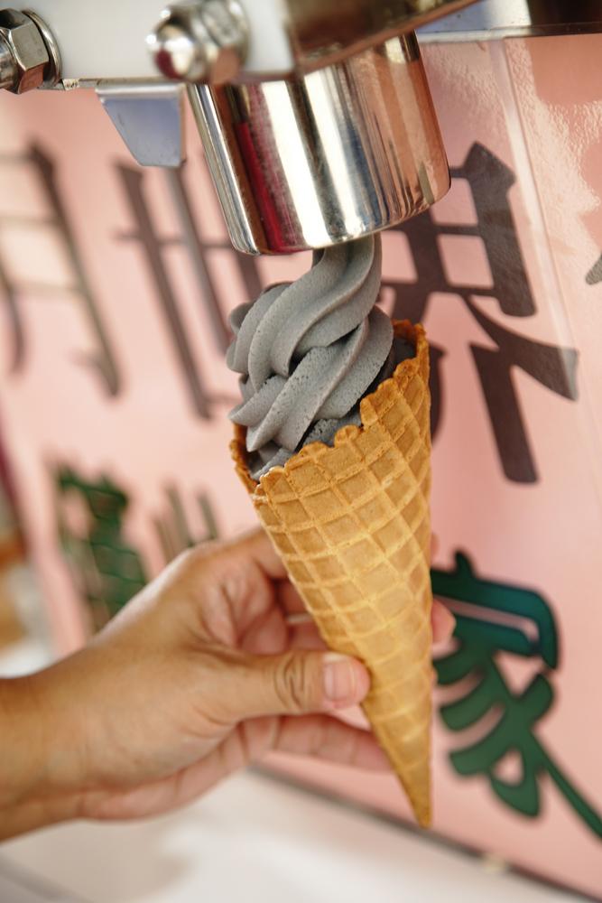 泥岩冰淇淋以黃豆磨漿冷凍製成，不僅有泥岩的色彩，還有沙沙的口感。