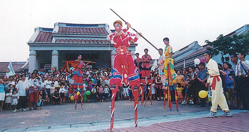 客家之音台慶活動中熱鬧的陣頭表演，首先從文物館大門前廣場，展開文化巡禮。(攝影/鮑忠輝)