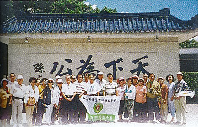 高雄市屏東客屬同鄉會廣東梅洲尋根之旅合影。(照片提供／高雄市客家文物館)