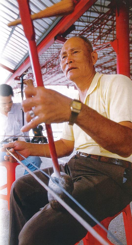 自己帶樂器來伴奏，與客家鄉親度過許多溫馨愉快的假日午后。(攝影／謝明祚)