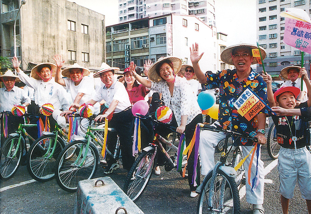 高雄廣播電台19週年台慶嘉年華一「2001客家心世紀，踩街熱鬧遊」活動，現場嘉賓與客家鄉親歡喜同行。(攝影／鮑忠暉)