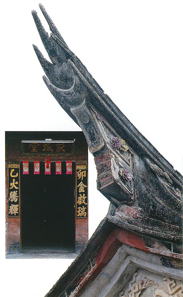 有著不同涵意的對聯、堂號是客家建築主要特色，惟燕尾也同屬於台灣傳統特色。(攝影／謝明祚)