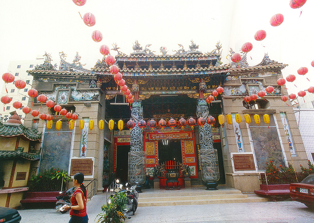 高雄市鹽埕區三山國王廟，當時在鹽田工作的客家族群所建，並非其聚落定居的代表建物。(攝影／謝明祚)