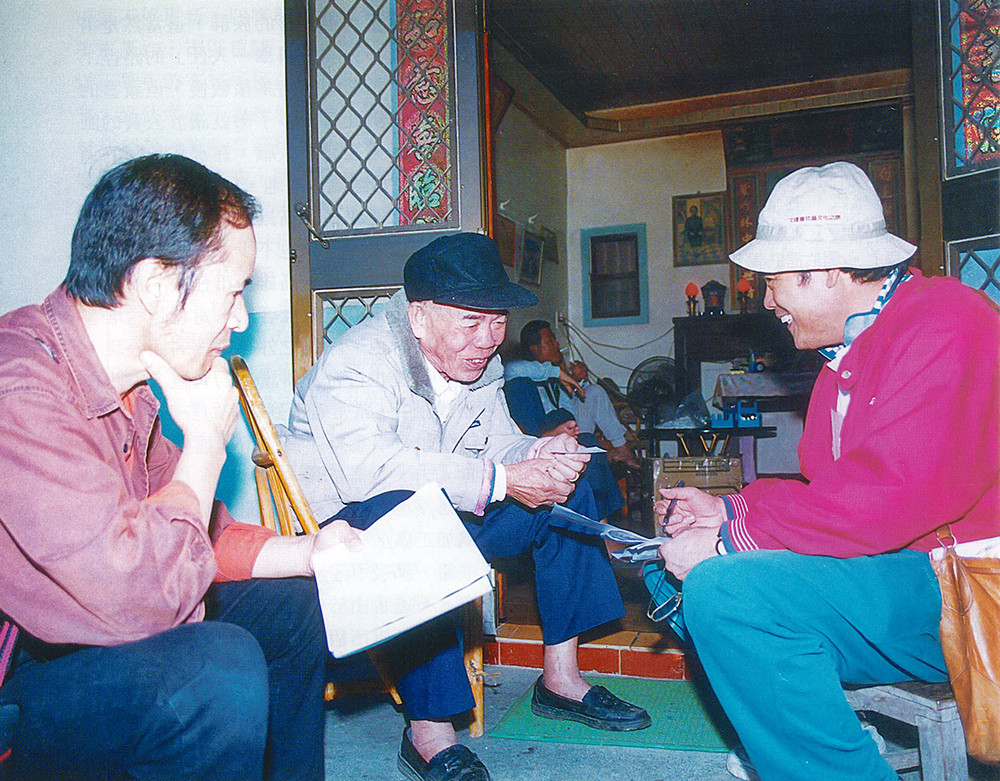 高雄廣播電台客家之音主持人經常下鄉實察客家文化。(照片提供／高雄市客家四畝田協會)