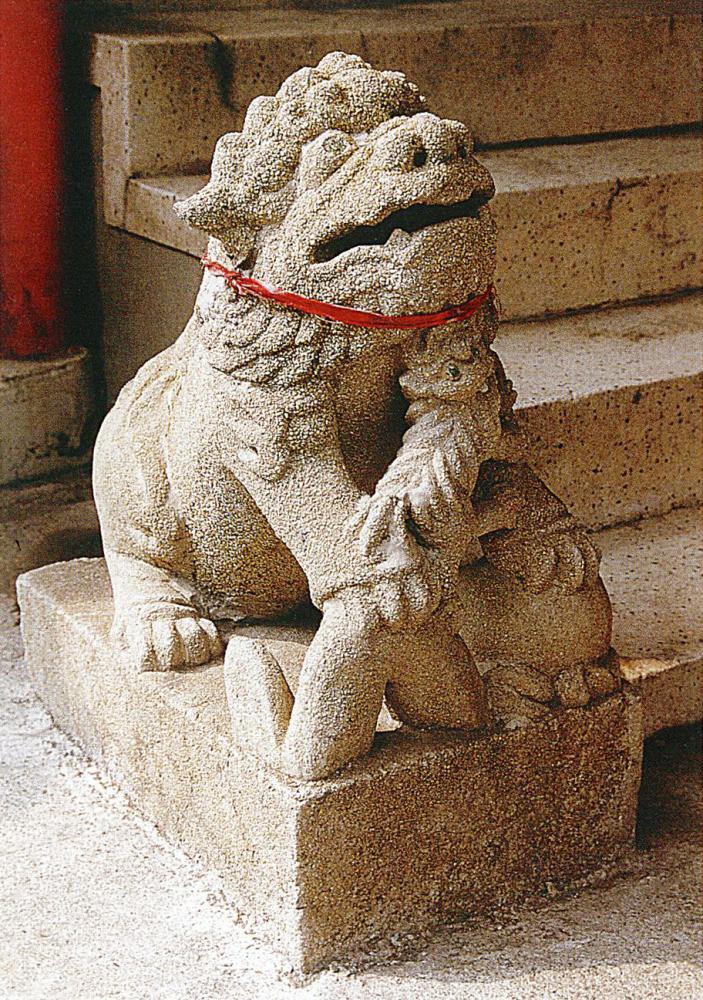 福德祠前石獅子。(攝影／李億勳)