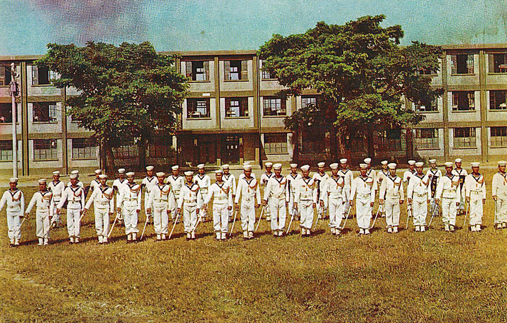 早期由海軍訓練司令部印製的明信片，內容為新制閱兵幹部集合。(資料提供／袁英麟)